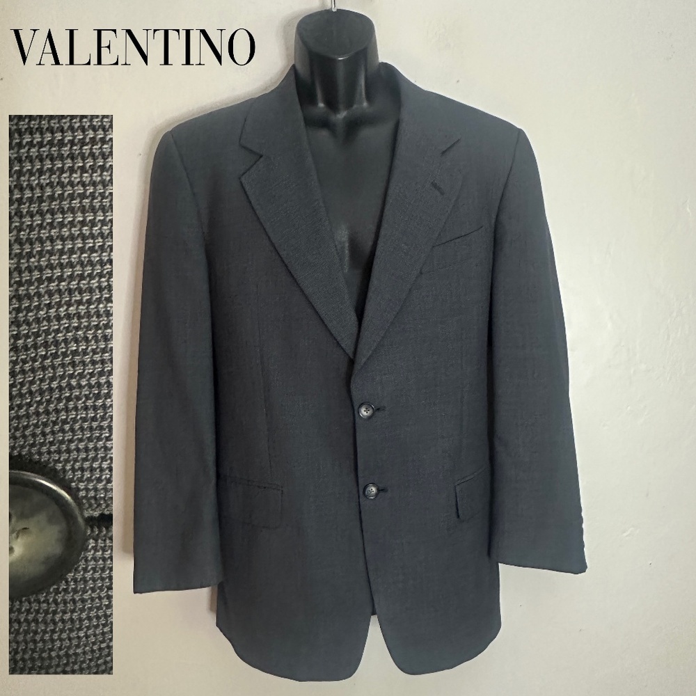 Valentino Blazer 40R Gently worn Wool/polyamide Sold by Bloomingdales 2 button